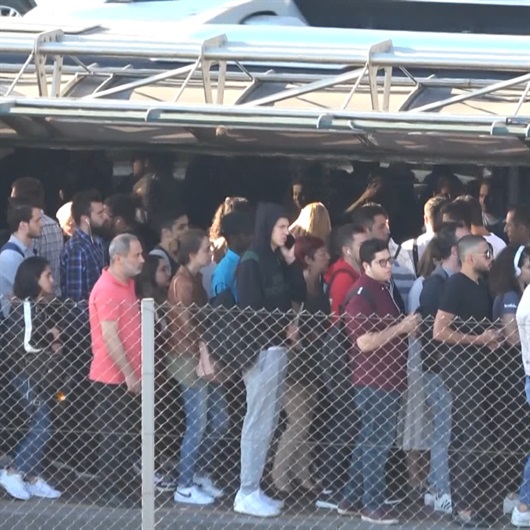 Metrobüs durağında insan seli