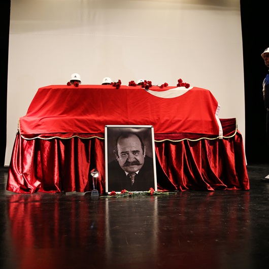 Sanatçının ödülü tabutunun yanına konuldu