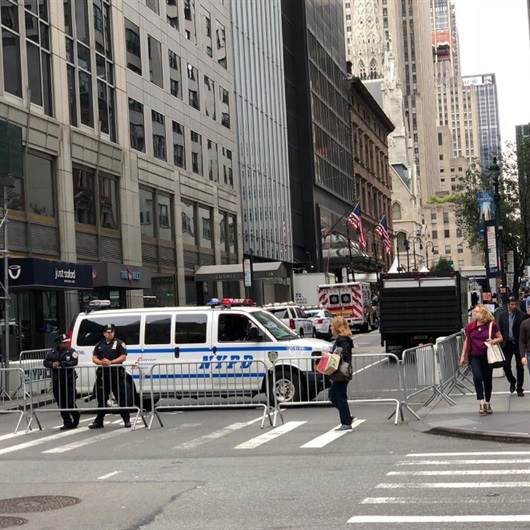 New York'ta kum yüklü kamyonlarla koruma