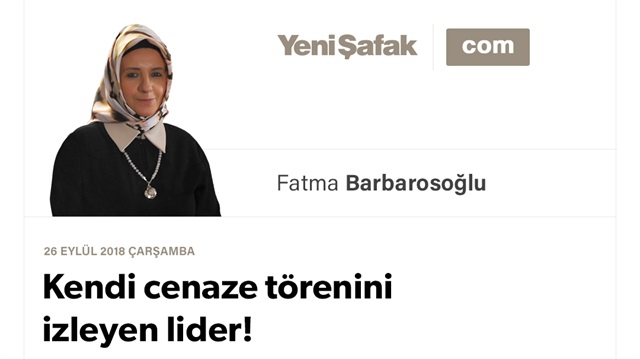 Kendi cenaze törenini izleyen lider!