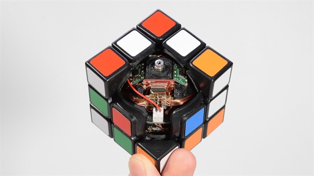 Bu Rubik Küpü kendi kendini çözüyor