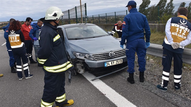 Bölgeye giden jandarma ekipleri, kaza yapan 34 KY 2519 plakalı otomobilin sürücü koltuğundaki kişinin kanlar içinde ve ölü olduğunu belirledi