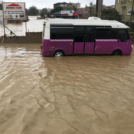 Sakarya'da dere taştı, araçlar sürüklendi