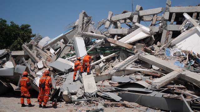 An Indonesian rescue team searches for victims and survivors at the earthquake-damaged Roa Roa hotel in Palu, Central Sulawesi, Indonesia, October 1, 2018 in this photo taken by Antara Foto. Antara Foto/Basri Marzuki/ via REUTERS. 