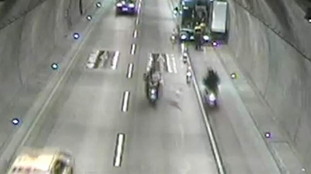 Dolmabahçe Tünelinde motosiklet kamyonun altına girdi