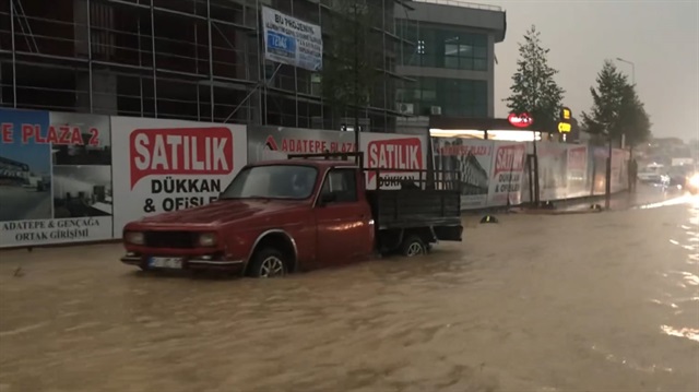 Sakaryada etkili yağış yolları göle çevirdi