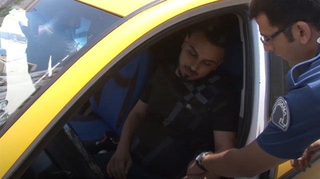 Yol ortasına park eden alkollü taksiciyi polis bile ayıltamadı