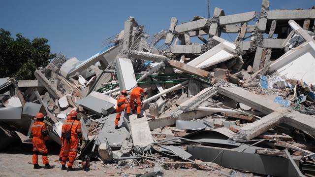 An Indonesian rescue team searches for victims and survivors at the earthquake-damaged Roa Roa hotel in Palu, Central Sulawesi, Indonesia