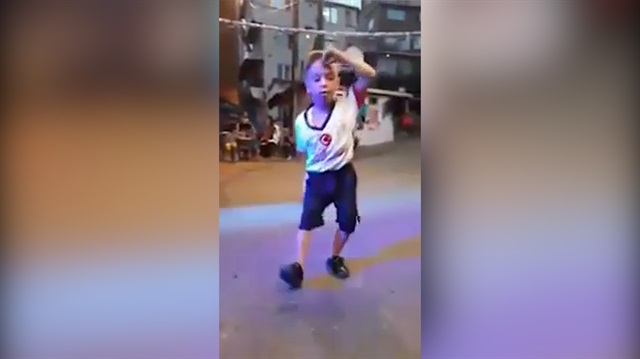 Müziğe kendini kaptıran ufaklıktan müthiş performans