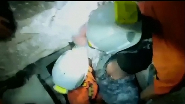 Rescuers extract man from rubble in Indonesia's Sulawesi