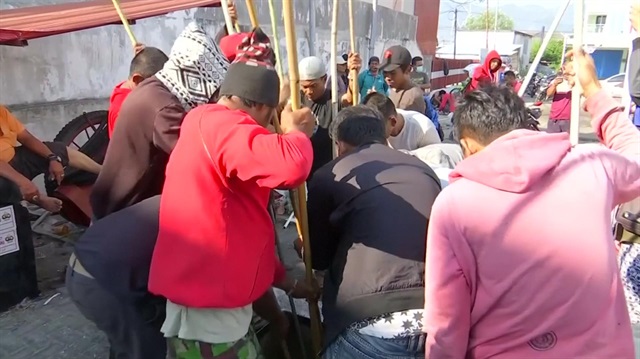Mass looting spreads as residents of Indonesia's Palu wait desperately for aid