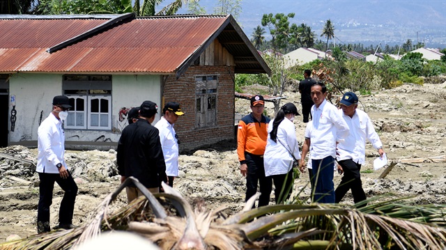 Indonesian President Joko Widodo visits an area affected by an earthquake at Petobo district, Palu, Central Sulawesi, Indonesia, October 3, 2018 in this photo taken by Antara Foto. 