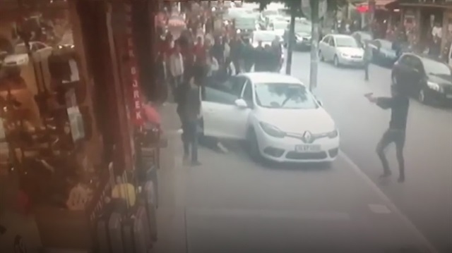 Polisten kaçan torbacı araçla vatandaşların arasına daldı!
