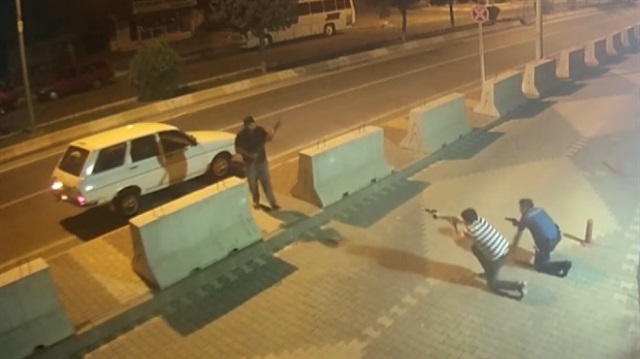 Polis karakolu önünde sıcak çatışma anı kamerada!