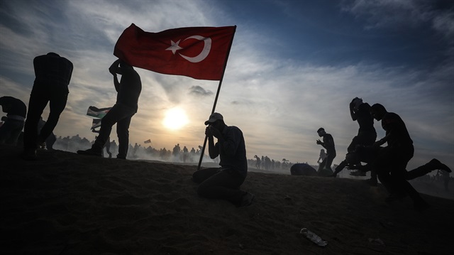 İşgalci İsrail'e Türk bayrağıyla direndiler