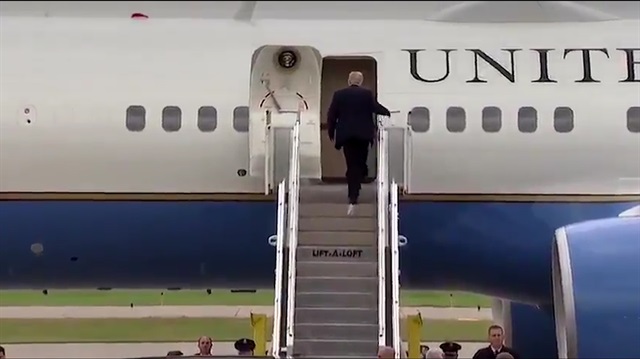 Trump Başkanlık uçağına ayağına yapışan tuvalet kağıdıyla bindi