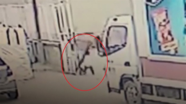 Okulun demir kapısı küçük çocuğun üzerine devrildi