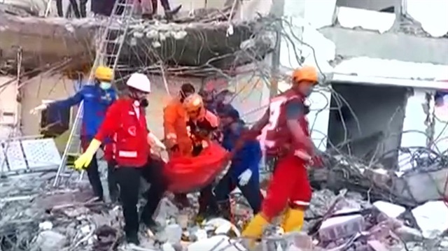 Indonesian search and rescue team removes body from hospital in Palu