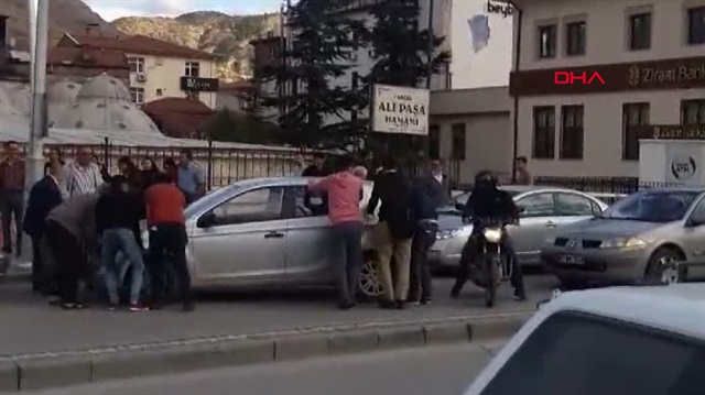 Arızalanan otomobili el birliğiyle kaldırdılar