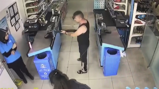 Güpegündüz pompalıyla market soygunu kamerada