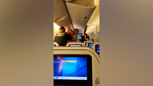 Uçakta yumruk yumruğa kavga kamerada
