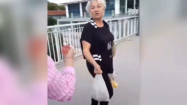 Başörtülü kadını sokak ortasında aşağılayan saldırgan