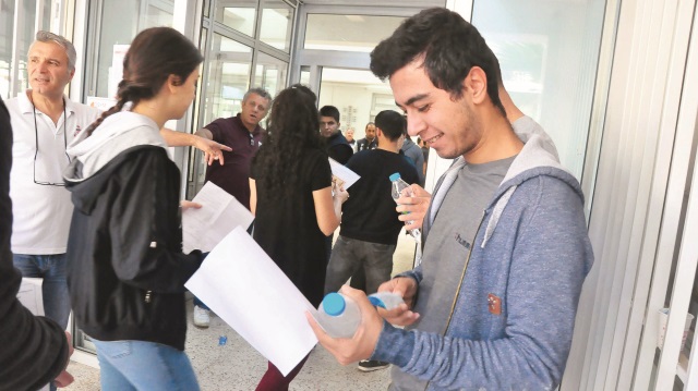 Sınava giren öğrenciler didik didik arandıktan sonra sınav salonuna alındı.