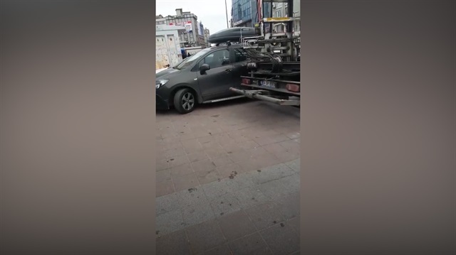 Park ihlali yapan aracı zarar vererek çeken çekici