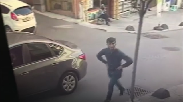 Sigara isteme bahanesiyle güpegündüz kapkaç