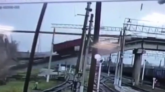 Rusyada köprü tren yoluna çöktü