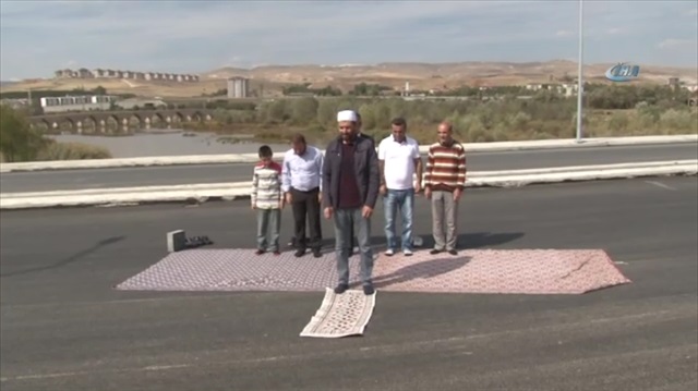 Hayallerindeki köprünün üzerinde şükür namazı kıldılar