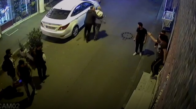 Kapı tartışması yüzünden darp edilen anne ve oğlu kamerada