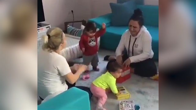 Annelerin çok farklı kırmızı balık yorumu çocuklarını coşturdu