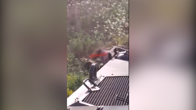 Mehmetçik el bombası atan teröristi kobra aracıyla ezdi