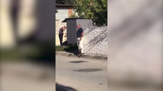 Kaldırımla inatlaşan adam soluğu asfaltta aldı