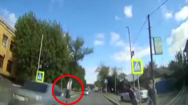 Dikkatsiz anne çocuğunu canından ediyordu!