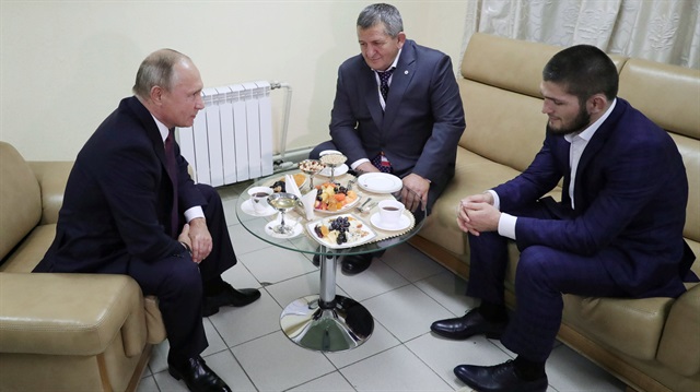 Rusya Devlet Başkanı Vladimir Putin ve şampiyonluğunu koruyan Habib Nurmagomedov