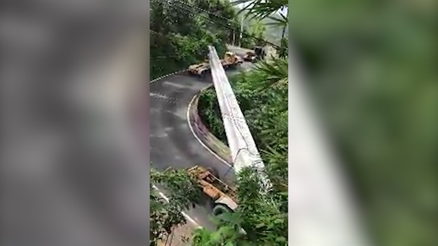 Devasa köprü kirişi virajlı yoldan böyle geçirildi