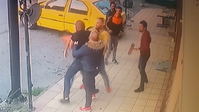 Şişe ve süpürge sapıyla kavga eden grup kamerada