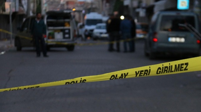 İhbar üzerine bölgeye gelen polis ekipleri olay yerini güvenlik çemberine aldı.