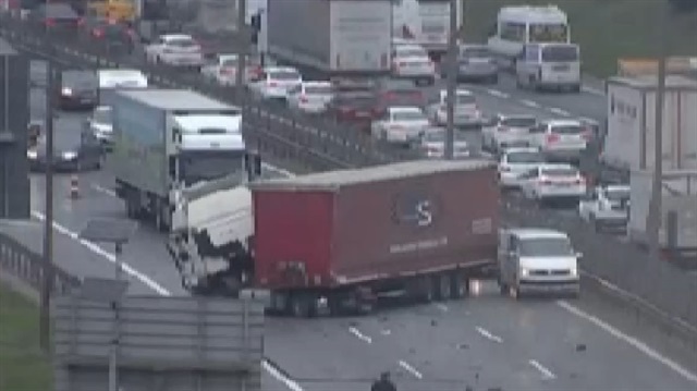 TEMde TIR ile otobüs çarpıştı!
