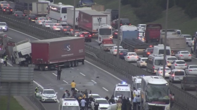 Yolun ortasında kalan TIR nedeniyle trafikte yoğunluk oluştu.