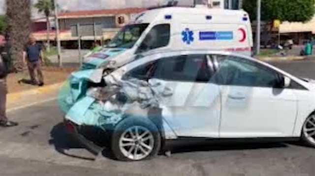 Tur otobüsü kırmızı ışıkta bekleyen araçlara daldı
