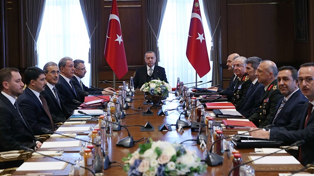 Toplantıya Cumhurbaşkanı Erdoğan başkanlık etti. Cumhurbaşkanı Yardımcısı Fuat Oktay, İçişleri Bakanı Süleyman Soylu, Milli Savunma Bakanı Hulusi Akar, Genelkurmay Başkanı Orgeneral Yaşar Güler ve Savunma Sanayii Başkanı İsmail Demir de toplantıda yer aldı.