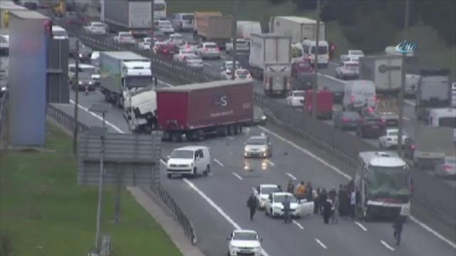 Pendik’te tır ile yolcu otobüsü çarpıştı: Trafik durdu