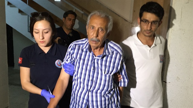 Eşinin eve geri dönmesini isteyen yaşlı adam, kendini bıçaklayarak polisi aradı.