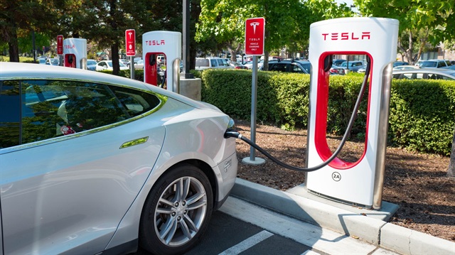 Tesla geçtiğimiz yıllarda yaşanan Irma ve Florence kasırgalarında da araç menzillerini yükseltmişti.