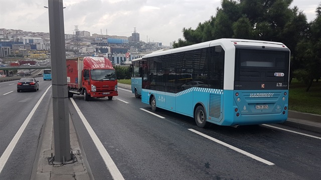 D-100'de zincirleme kaza: 2 otobüs 1 kamyonet 2 otomobil birbirine girdi.