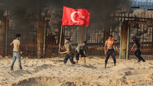 Filistinliler gösteriler sırasında Türk bayrağı taşıyor.