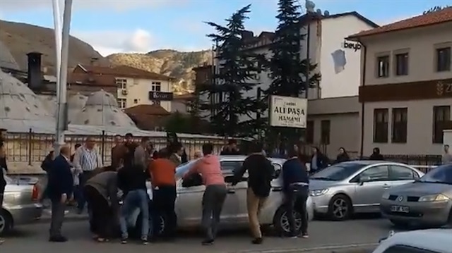 Otomobil yol ortasında arızalanınca Karadeniz zekası devreye girdi